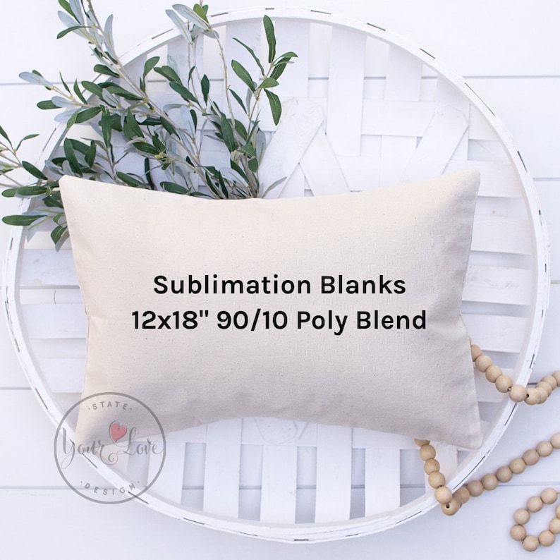 K&ouml;nnte beinhalten: Ein wei&szlig;er Kissenbezug mit dem Aufdruck "Sublimation Blanks 12x18" 90/10 Poly Blend". Der Kissenbezug liegt auf einem wei&szlig;en Weidenkorb.