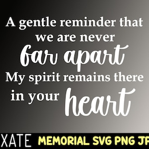 Puede incluir: Un gráfico de texto blanco sobre un fondo degradado negro y gris. El texto dice: "Un suave recordatorio de que nunca estamos lejos. Mi espíritu permanece allí en tu corazón." El texto está en una fuente cursiva. La parte inferior de la imagen dice: "PIXATE MEMORIAL SVG PNG JPG".