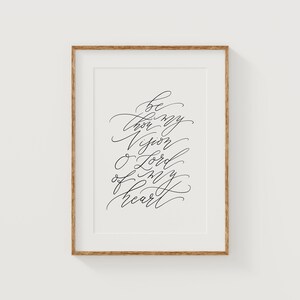 Peut inclure: Une impression encadrée avec une citation calligraphiée en noir et blanc qui dit "Sois ma vision Ô Seigneur de mon cœur".
