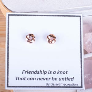 Freundschaft Knoten Ohrringe Rose Gold Ohrringe Ohrstecker Minimalist Ohrringe zitieren Karte Ohrringe Geschenk für Sie