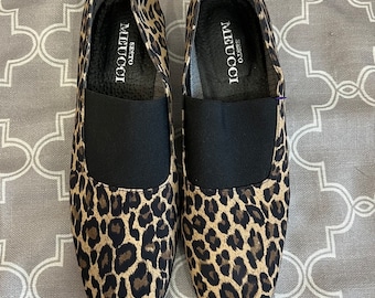 NWOT Sesto Meucci Mocassins extensibles à enfiler à imprimé léopard avec talon en caoutchouc