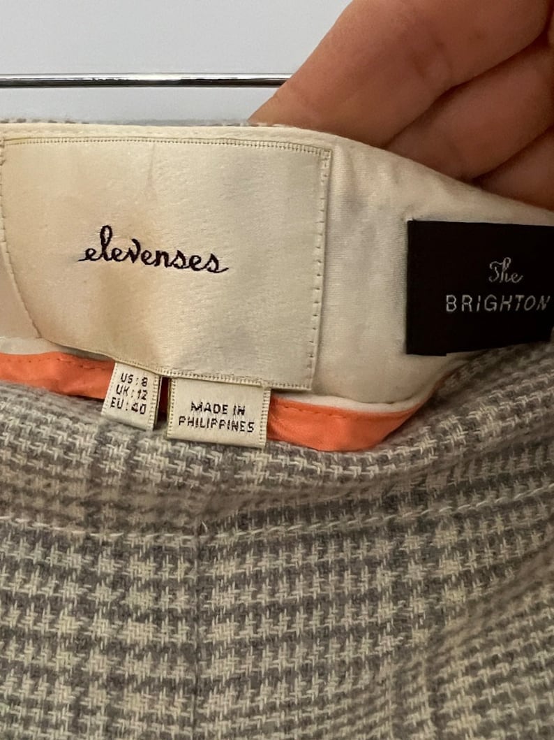 Peut inclure: Une jupe &agrave; motif pied-de-poule blanc et gris avec une &eacute;tiquette blanche qui dit "elevenses" et une &eacute;tiquette noire qui dit "The Brighton". L'&eacute;tiquette comprend &eacute;galement des informations sur la taille&nbsp;: US&nbsp;: 8, UK&nbsp;: 12, EU&nbsp;: 40. L'&eacute;tiquette indique &eacute;galement "Fabriqu&eacute; aux Philippines".