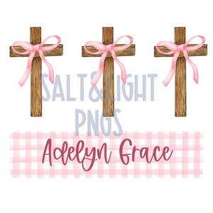 Könnte beinhalten: Drei Holzkreuze mit rosa Schleifen, einem rosa-weiß karierten Hintergrund und dem Text "Adelyn Grace".