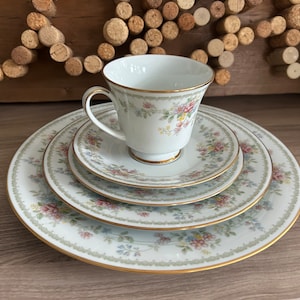 Noritake Memory 2882 1980er Jahre Fine China Geschirr-Set für 8, elegante Tischdekoration Serviergerichte, Hochzeit oder Urlaub bereit, einzigartiges seltenes Geschenk