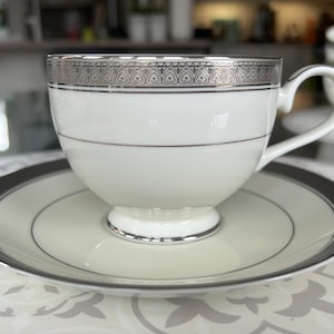Mikasa Palacial Platinum Footed Tasse und Untertasse Neue Tassen-Sets Fancy Tea Party Qualität Handwerkskunst, feines Porzellan Sammlerstück, Ersatz