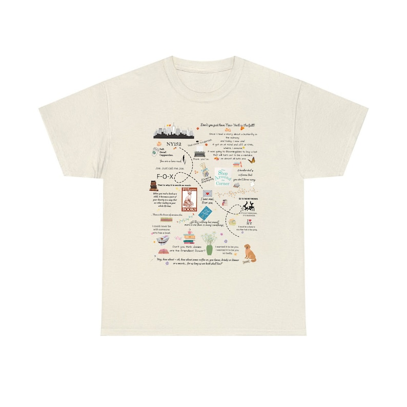 Pode incluir: Uma camiseta bege com um design gr&aacute;fico que apresenta um mapa da cidade de Nova York com texto e ilustra&ccedil;&otilde;es. O texto inclui cita&ccedil;&otilde;es do filme "Mensagem para Voc&ecirc;".