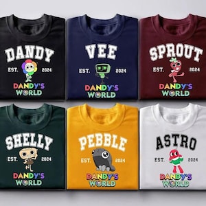 Op de afbeelding: Zes kleurrijke t-shirts met cartoonkarakterontwerpen. Elk shirt heeft een andere karakternaam in een universiteitslettertype, de tekst "EST. 2024" en "DANDY'S WORLD". Kleuren zijn zwart, marineblauw, bordeauxrood, groen, geel en wit.