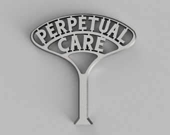 Może przedstawiać: Srebrny metalowy znak z napisem "PERPETUAL CARE" w stylizowanej czcionce. Znak ma unikalny kształt, z zakrzywioną górą i podstawą przypominającą łodygę. Tło jest jednolite, jasnoszare.