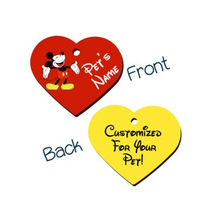 Könnte beinhalten: Ein roter, herzförmiger Haustier-ID-Anhänger mit einem Cartoon-Bild von Mickey Mouse und dem Text "Pet's Name". Die Rückseite des Anhängers ist gelb und trägt den Text "Customized For Your Pet!"