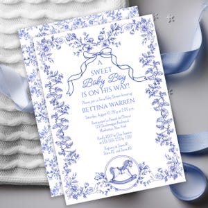 Toile de Jouy, Cavalo de Balanço Estilo Chinoiserie | Convite para Chá de Bebê de Menino com Flores Vintage Azul | Modelo de Convite para Imprimir - DOWNLOAD INSTANTÂNEO