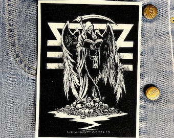 Op de afbeelding: Zwart-witte geborduurde patch met een skeletfiguur met vleugels die een boek en een zandloper vasthoudt. De figuur staat op een stapel schedels en botten. De tekst "LE WISDOMAYHEM" staat onderaan de patch.