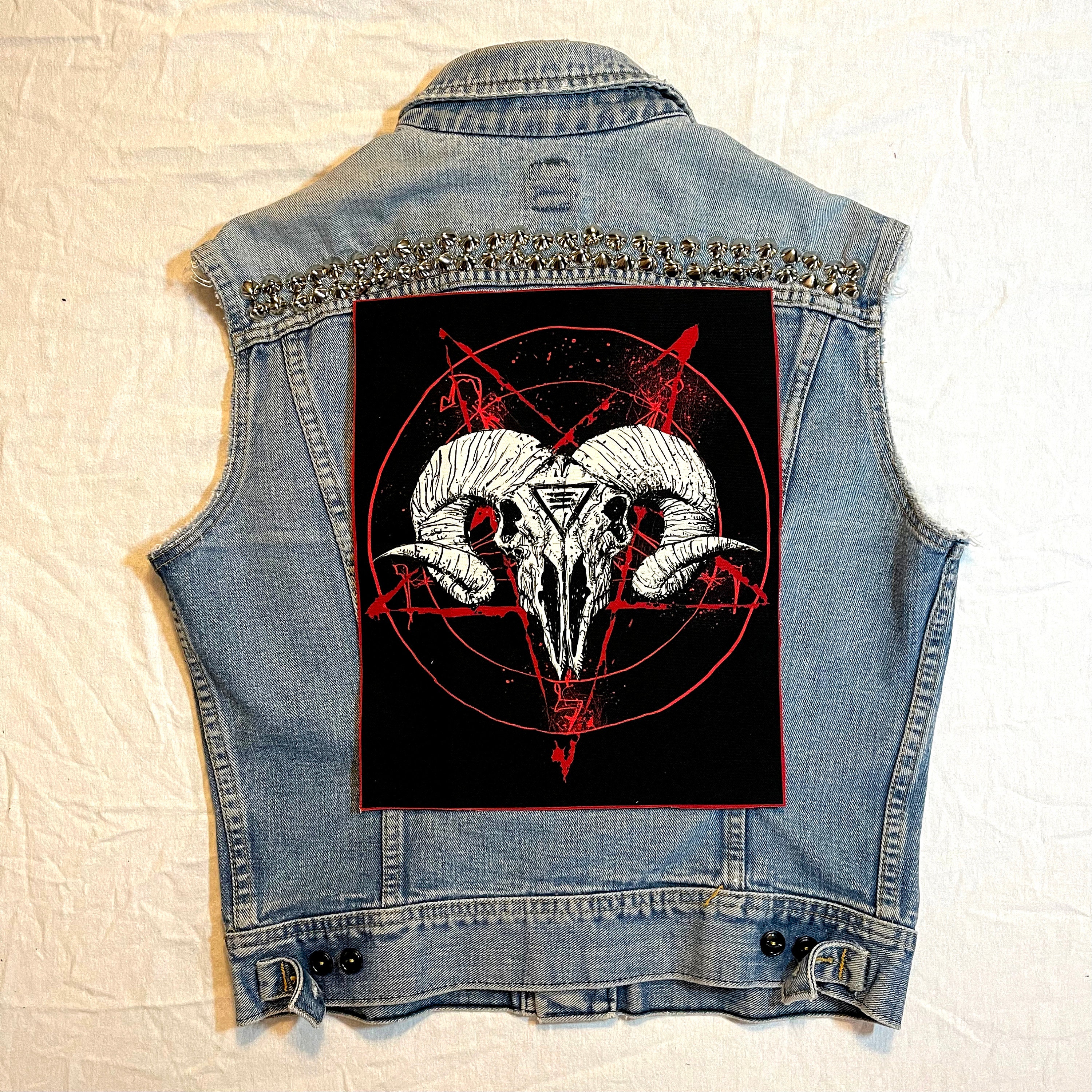 My minamalist pin back patch jackets. Ideally only want to fill it up with  bands I've seen live but some GOAT bands are too good not to wear :  r/BattleJackets