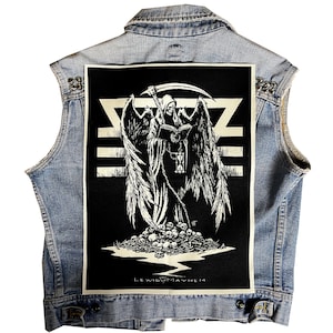 Può includere: Gilet di jeans blu chiaro con una grande grafica in bianco e nero sul retro. La grafica raffigura la Morte alata con una falce e un libro, sopra un mucchio di teschi. Il testo "LEWIS MAYHEM" è in basso.