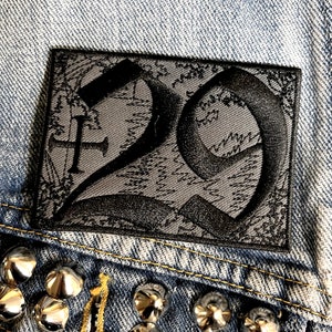 lyckonummermärke, punkmärke, västmärke, ryggmärke, liten märke, märke, broderat märke, strykmärken, västmärke, 29-märke, sy på