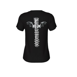 K&ouml;nnte beinhalten: Schwarzes T-Shirt mit einem wei&szlig;en Aufdruck einer menschlichen Wirbels&auml;ule mit Fl&uuml;geln.