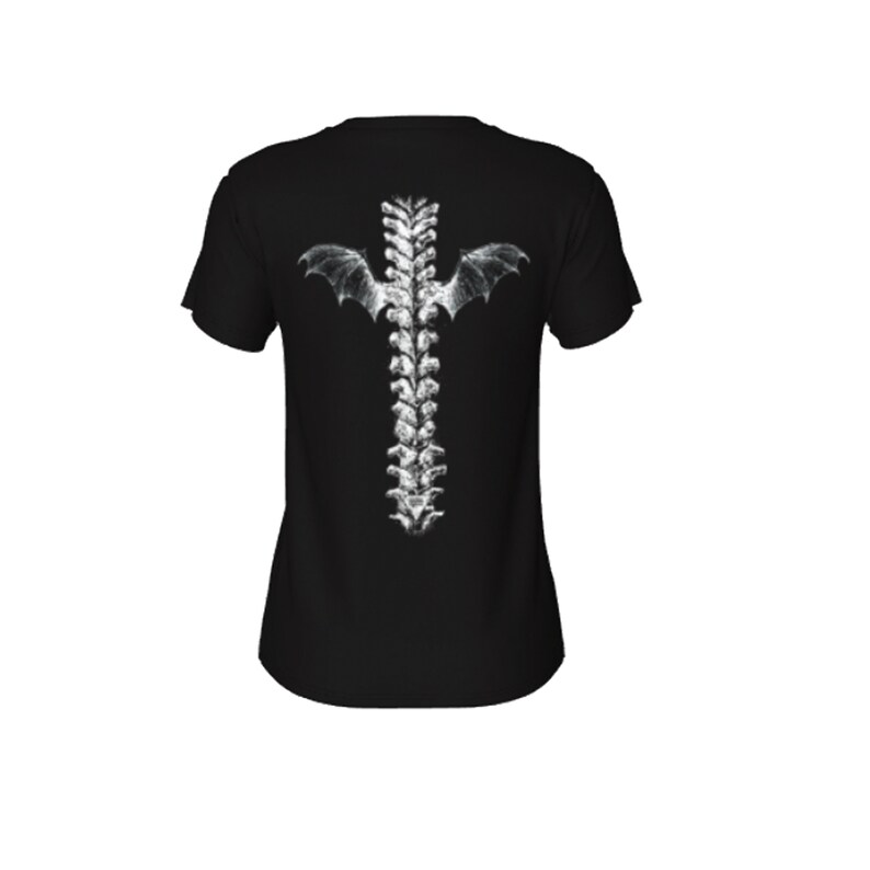 K&ouml;nnte beinhalten: Schwarzes T-Shirt mit einem wei&szlig;en Aufdruck einer menschlichen Wirbels&auml;ule mit Fl&uuml;geln.