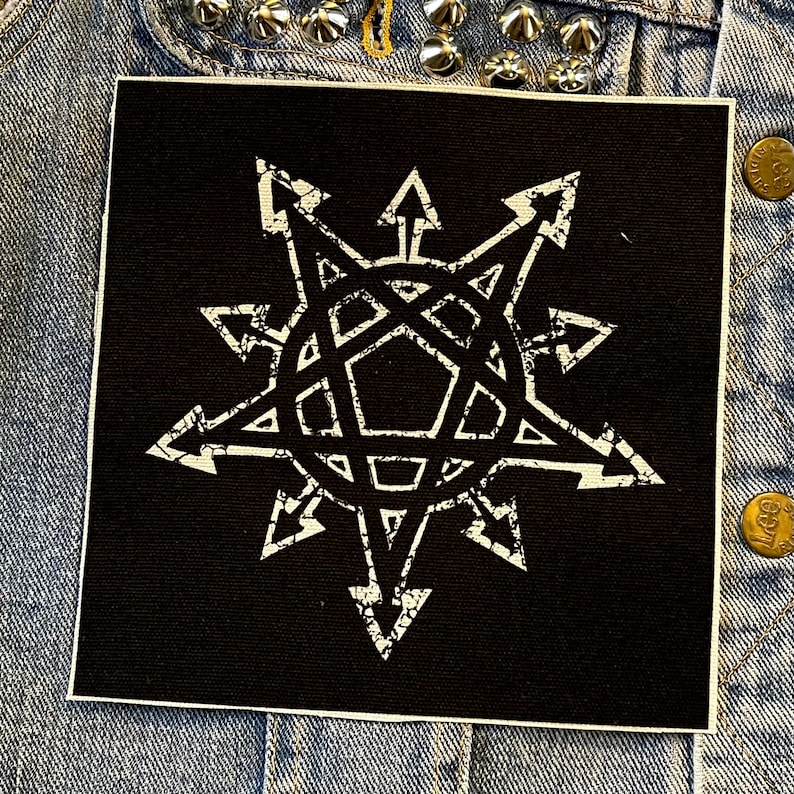 Puede incluir: Parche termoadhesivo negro y blanco con un dise&ntilde;o de estrella blanca sobre fondo negro. La estrella tiene un pentagrama en el centro.