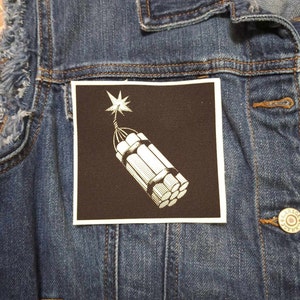 Dynamit, naszywka, naszywka z płótna, naszywka z materiału, naszywka z dynamitem, naszywka z bronią, majsterkowanie, naszywka punkowa, bomba, rebeliant, bunt, punk, zamieszki