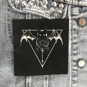 Satanisk fitta-lapp, kattlapp, tyglapp, kanvaslapp, bomullslapp, tyglapp, punklapp, gör-det-själv, fladdermuskatt, katt, pentakel, häxkonst