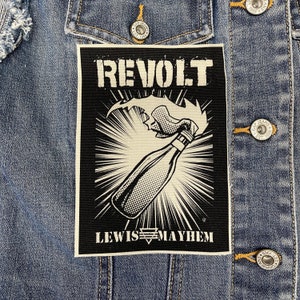 以下が含まれることがあります： モロトフカクテルのグラフィックと「REVOLT LEWIS MAYHEM」というテキストが書かれた白黒のパッチです。