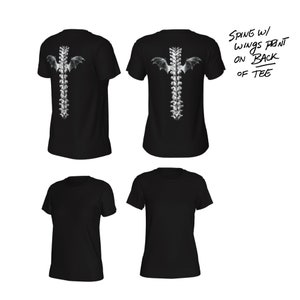 K&ouml;nnte beinhalten: Vier schwarze T-Shirts, zwei davon mit einem wei&szlig;en Aufdruck einer Wirbels&auml;ule mit Fl&uuml;geln auf der R&uuml;ckseite. "SPINE W/ WINGS PRINT ON BACK OF TEE" ist in schwarzem Stift auf wei&szlig;em Hintergrund geschrieben.