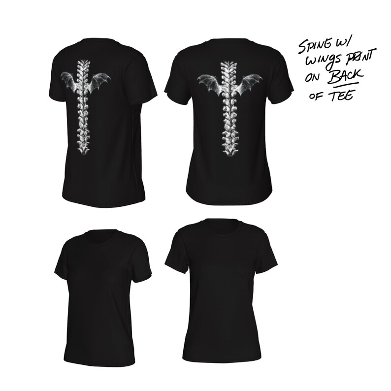K&ouml;nnte beinhalten: Vier schwarze T-Shirts, zwei davon mit einem wei&szlig;en Aufdruck einer Wirbels&auml;ule mit Fl&uuml;geln auf der R&uuml;ckseite. "SPINE W/ WINGS PRINT ON BACK OF TEE" ist in schwarzem Stift auf wei&szlig;em Hintergrund geschrieben.