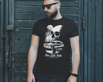 Könnte beinhalten: Ein schwarzes T-Shirt mit einem weißen Grafikdesign eines Schädels, eines Autos und dem Text "One Last Ride".
