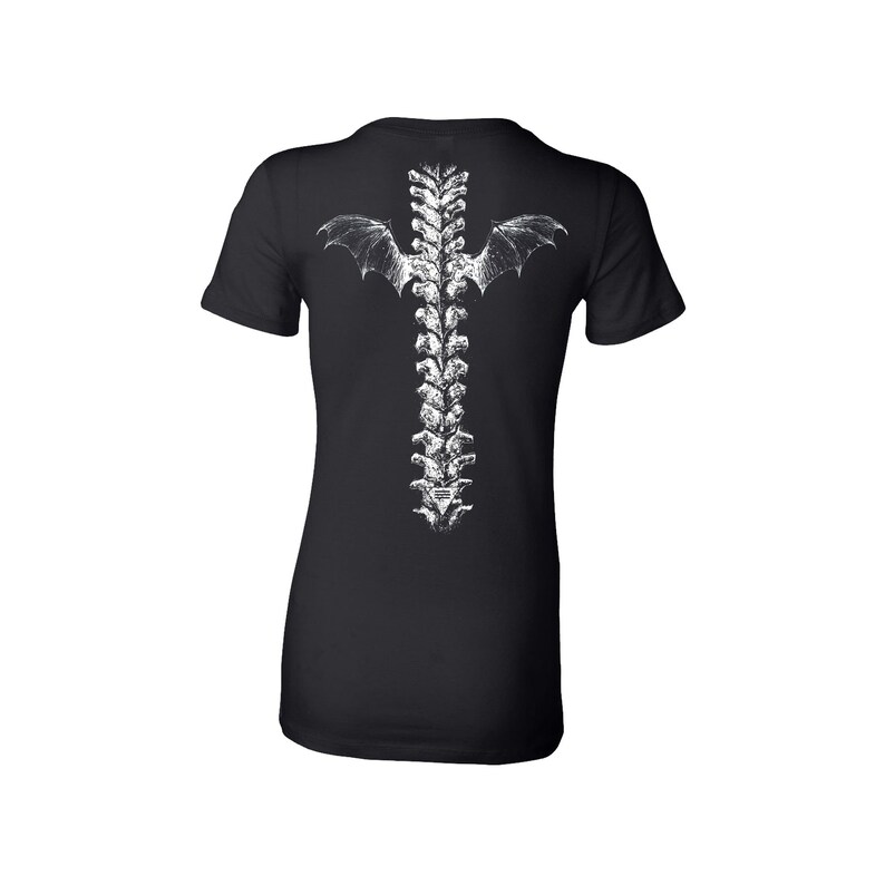 K&ouml;nnte beinhalten: Schwarzes Damen-T-Shirt mit einem wei&szlig;en Aufdruck einer Wirbels&auml;ule mit Fl&uuml;geln auf dem R&uuml;cken.