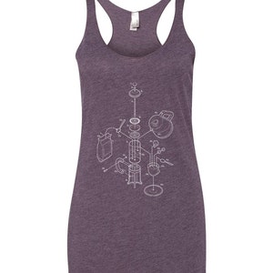 Pode incluir: Uma camiseta regata roxa com um contorno branco de uma cafeteira de prensa francesa com partes numeradas.