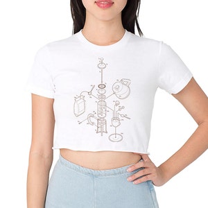 Peut inclure: T-shirt blanc court avec un dessin au trait marron d'une cafetière à piston démontée et numérotée.