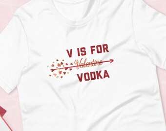 Könnte beinhalten: Weißes T-Shirt mit rotem Text, der "V is for Valentine VODKA" lautet, mit einem roten Pfeil und verstreuten roten Herzen.