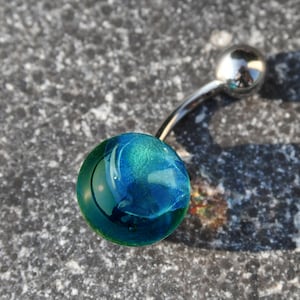 へそピアス フラパール「グリーンリーフ」 - ガラスとチタン製のピアスジュエリー