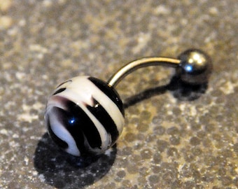 Bauchnabel-Piercing Hula Pearl "Black Marble Pebble" - Piercing Schmuckstück aus Glas und Titan