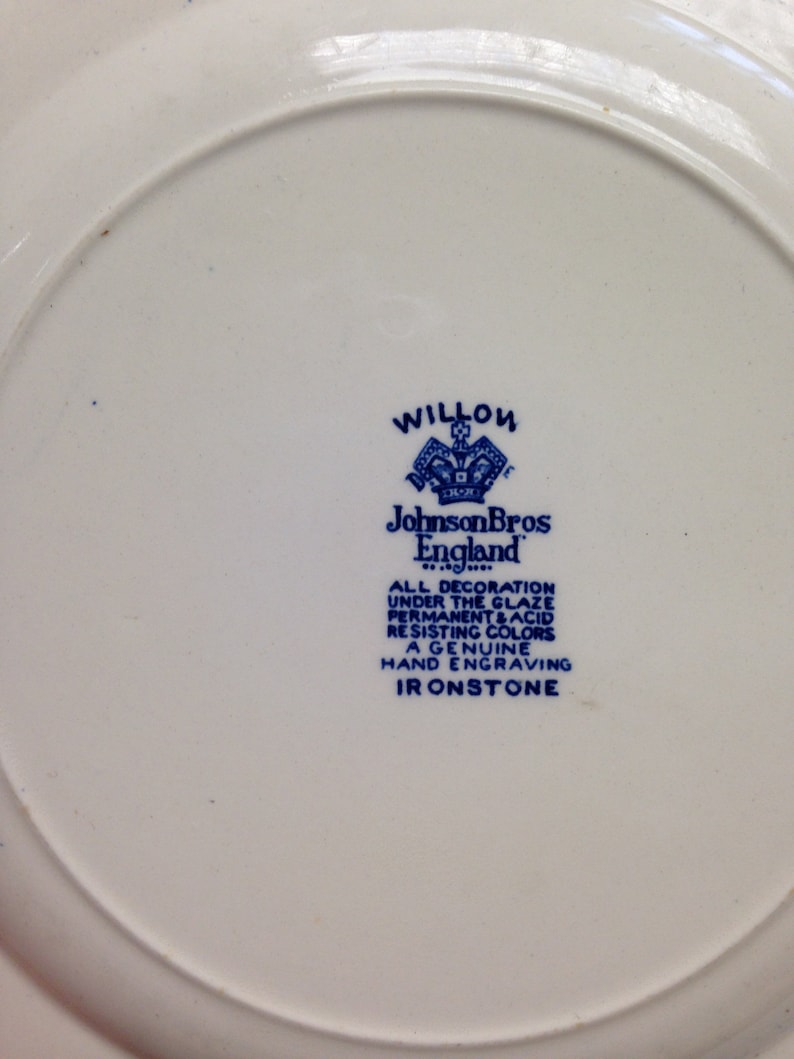 Vintage Pair of 1970/'s Old Willow Johnson Bros Pottery 10 inch Dinner Plates some chips Blue and White pattern in reasonable condition