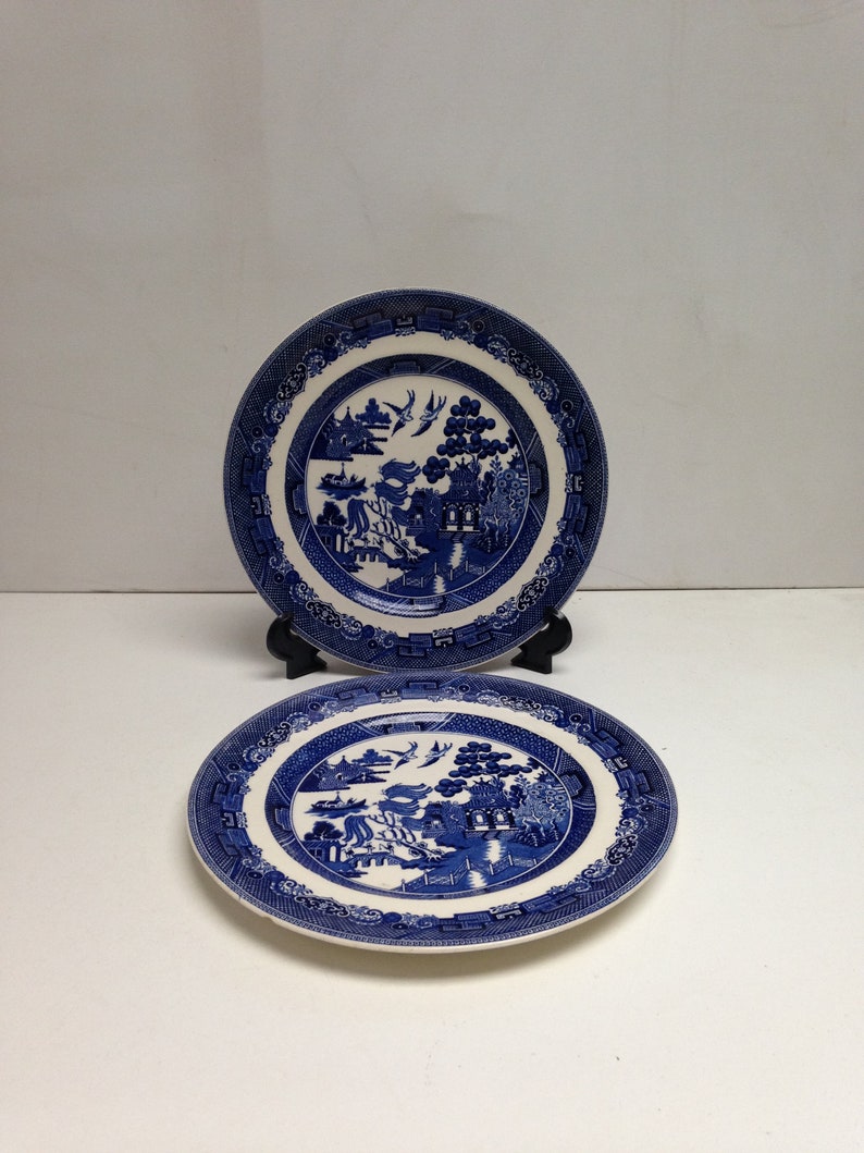 Vintage Pair of 1970/'s Old Willow Johnson Bros Pottery 10 inch Dinner Plates some chips Blue and White pattern in reasonable condition