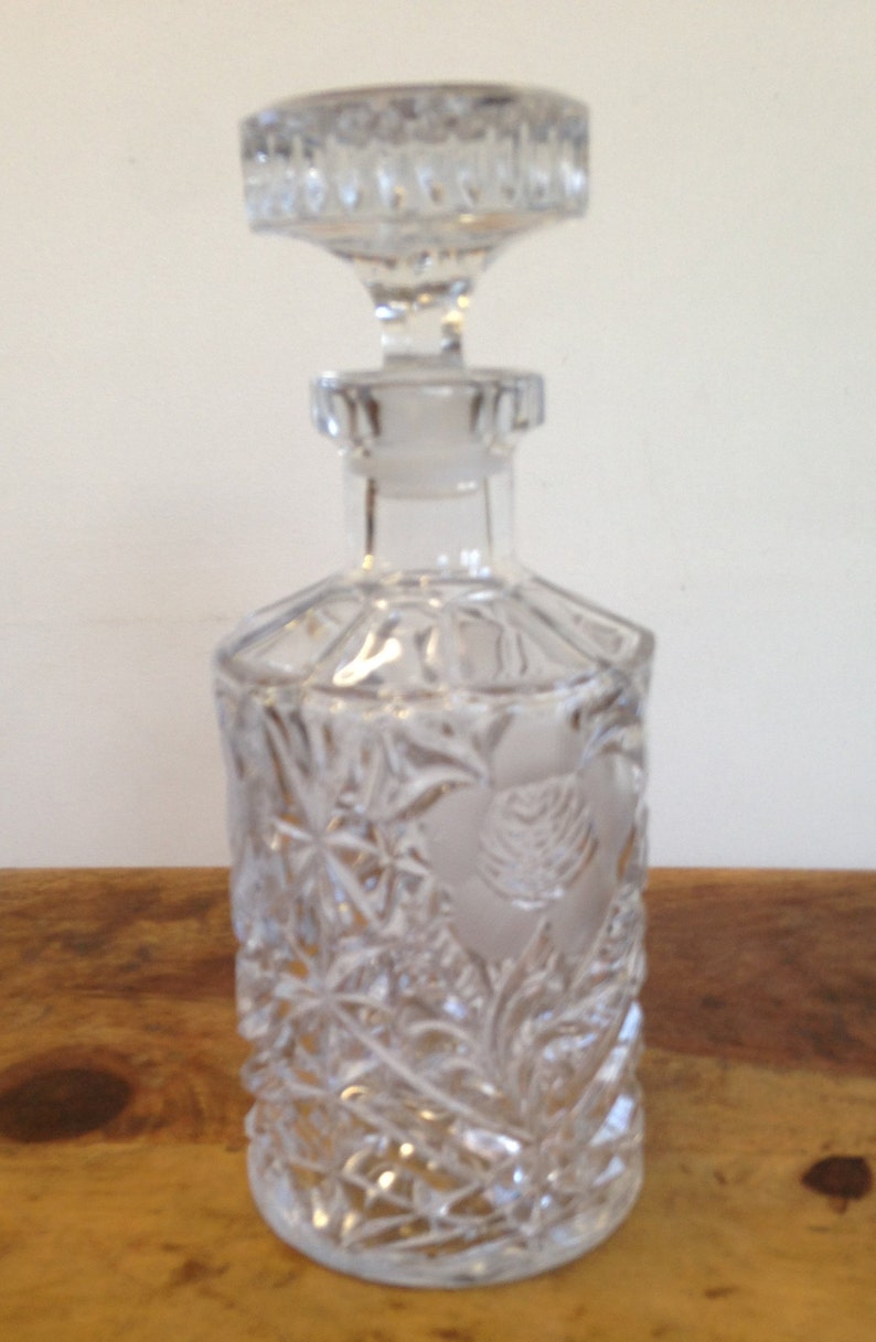 Kuche Essen Gro U00dfe Gebraucht Und Kunstvoll Geschnitten Detail Essen Servieren Vintage Rose Design Blau Get U00f6nten Geschliffenes Glaskaraffe Haus Wohnen Kuche Essen