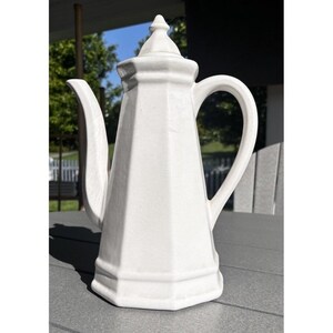 Tetera/cafetera hexagonal vintage de gres blanco Pfaltzgraff Heritage, años 60.
