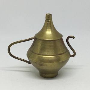 Vintage Miniature Brass Kettle Figurine: Dollhouse Decor