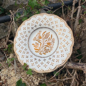 Talerz Vintage Wedgwood: angielska porcelana ze złoconym wzorem kwiatowym