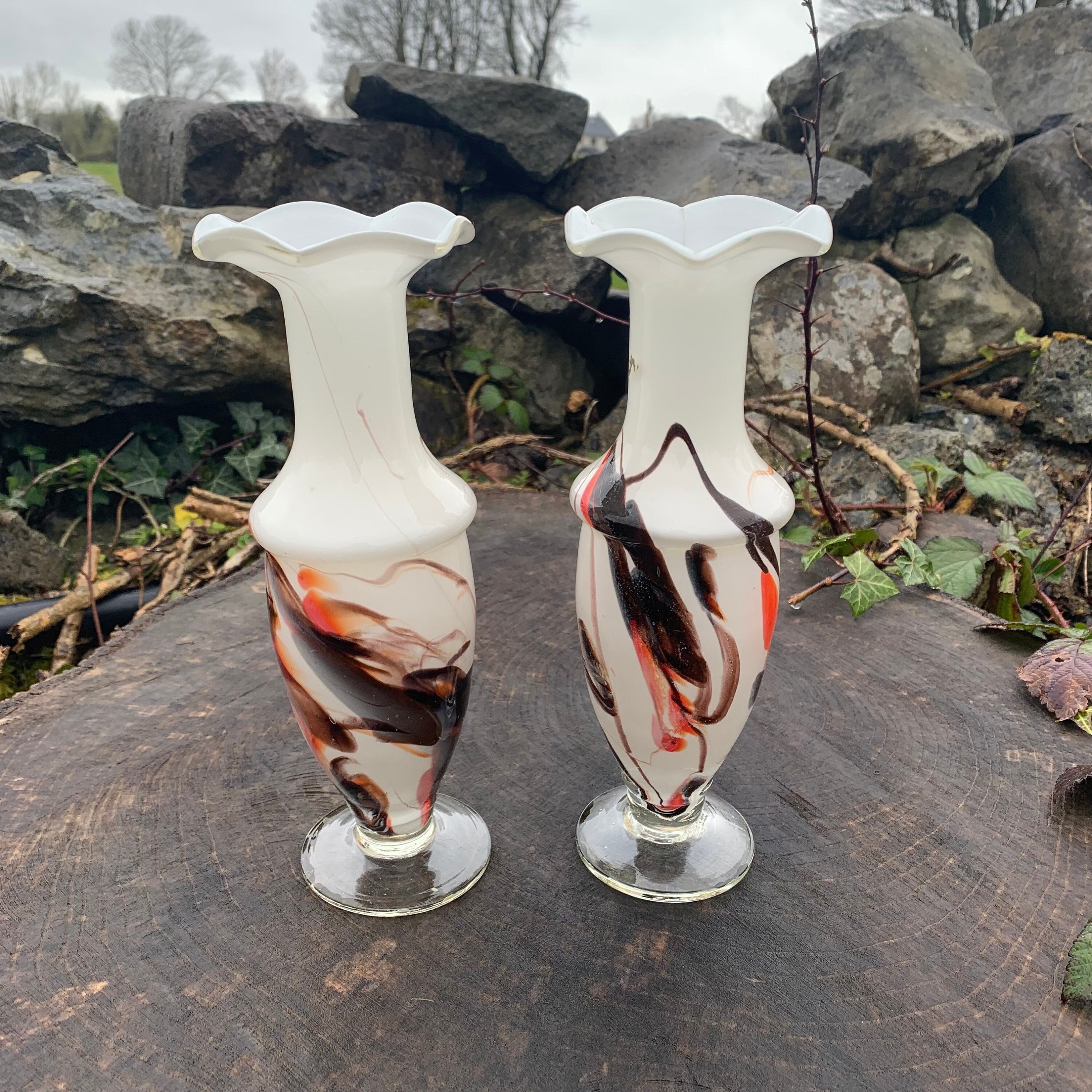 ヴィンテージイタリアンオパーリンガラス花瓶：80年代風の縦溝装飾