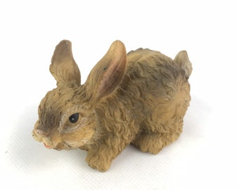 Vintage beeldje hurkend konijn: schattig dierenverzamelobject