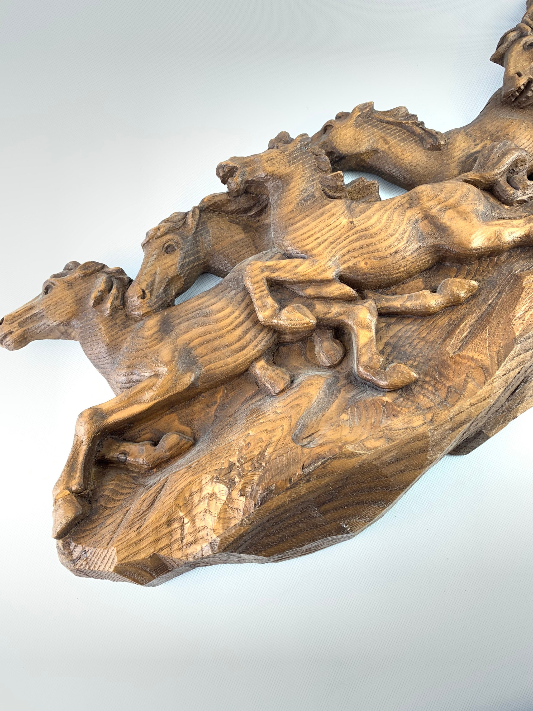 ヴィンテージ木製馬の彫刻：手彫りの動物の飾り板、署名入り - Etsy 日本