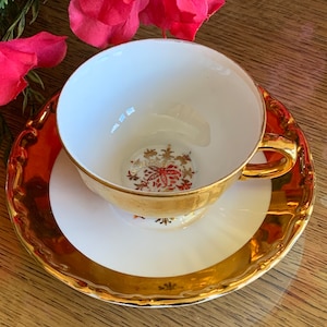 Taza y platillo demitasse bávaros vintage: diseño floral dorado pintado a mano