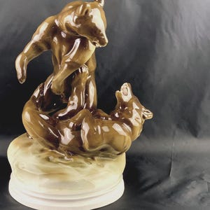 Sculptuur vechtende beren Zsolnay: antiek Hongaars beeldje van Markup Béla