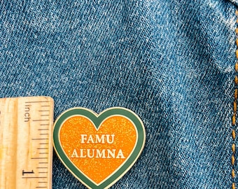 Pin esmaltado de exalumna de FAMU, graduada de una universidad históricamente negra (HBCU).
