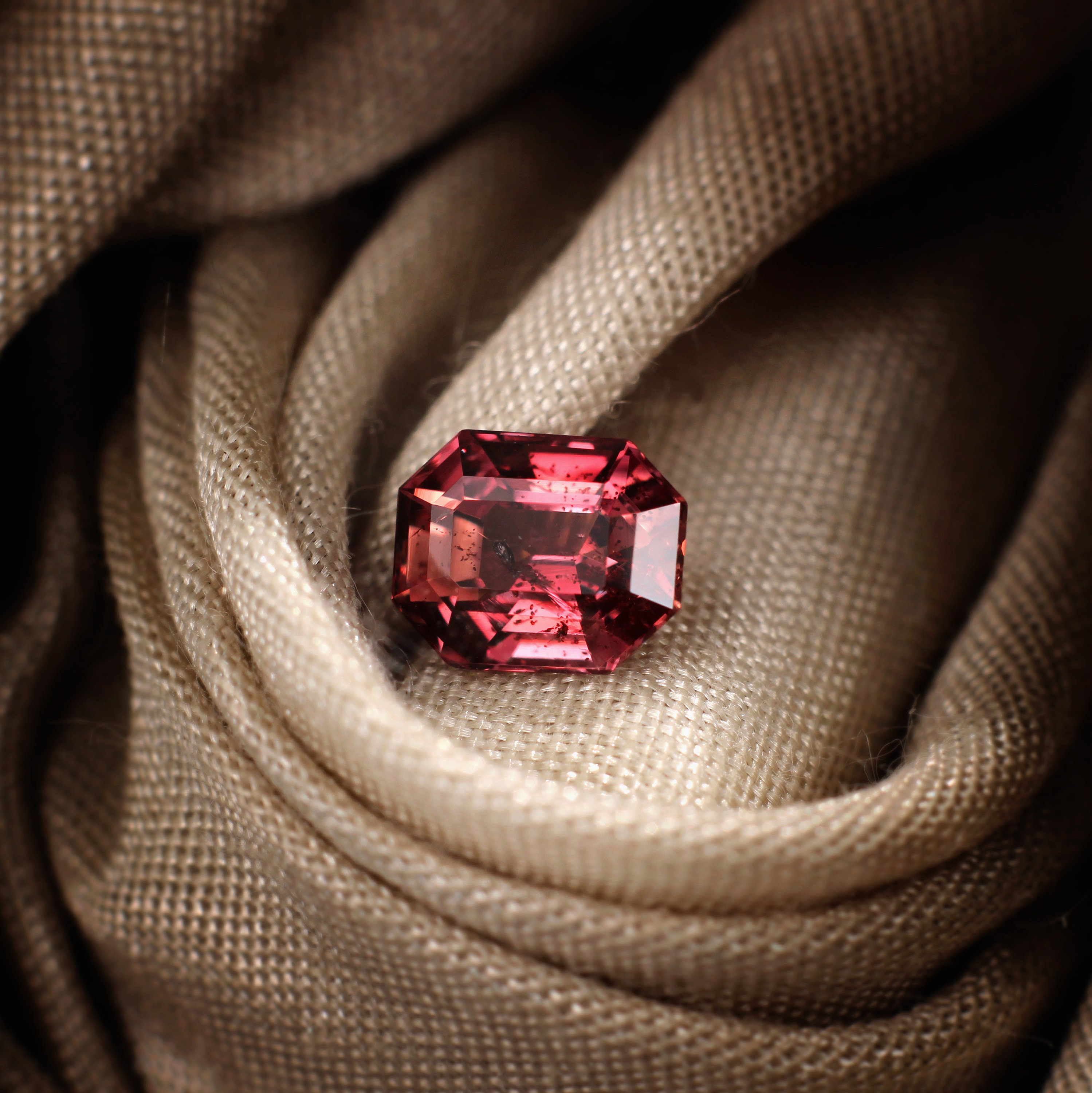 Seltener Roter Saphir Achteck 1.27 cts-loser orangischer tiefroter Saphir Smaragdschliff-Natürlicher roter Saphir-erhitzter Saphir-einzigartiger Sammler Saphir