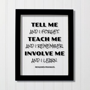 Op de afbeelding: Een zwarte rechthoekige lijst met een witte print met de zwarte tekst: TELL ME AND I FORGET. TEACH ME AND I REMEMBER. INVOLVE ME AND I LEARN. -BENJAMIN FRANKLIN. De letters hebben een duidelijk slagschaduweffect op de witte achtergrond.