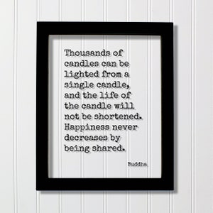 Puede incluir: Impresión enmarcada en negro con fondo blanco y texto negro. El texto dice: "Miles de velas se pueden encender de una sola vela, y la vida de la vela no se acortará. La felicidad nunca disminuye al compartirse. Buda"