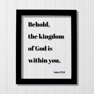 Op de afbeelding: Een zwarte rechthoekige lijst met een witte achtergrond en de zwarte tekst "Behold, the kingdom of God is within you.", gevolgd door de vermelding "Luke 17:21" in de rechterbenedenhoek. De letters hebben een subtiele slagschaduw.