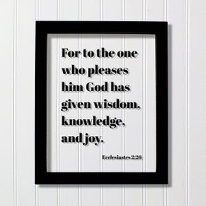 Pode incluir: Arte de parede enquadrada em preto com fundo branco e texto preto que diz "For to the one who pleases him God has given wisdom, knowledge, and joy. Ecclesiastes 2:26"